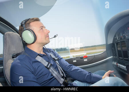 L'homme dans le cockpit d'avions Banque D'Images