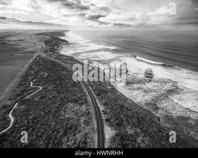 Le noir et blanc vue aérienne de la Great Ocean Road avec Gog et Magog rock formations, Victoria, Australie Banque D'Images