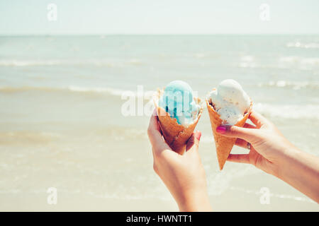 Woman's hands organise deux glace sur fond de mer. L'été. Locations Banque D'Images