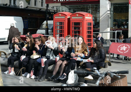 London, UK, 21/03/2017 Le déjeuner au soleil à Pret St Martin's Place, Trafalgar Square. Banque D'Images