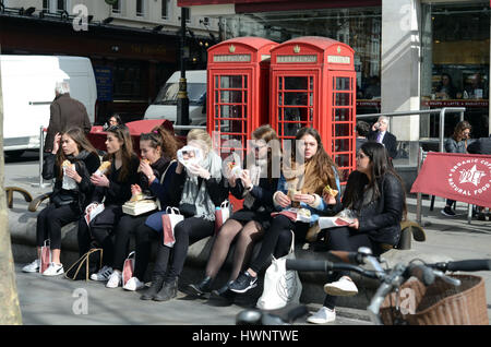 London, UK, 21/03/2017 Le déjeuner au soleil à Pret St Martin's Place, Trafalgar Square. Banque D'Images