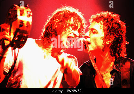 Deux membres du groupe de rock allemand PAB. Fondateur, chef de groupe et chanteur WOLFGANG NIEDECKEN (droite) et Manfred SCHMAL BOECKER. Photographie historique de septembre10th.1980, Cologne, Allemagne. Banque D'Images