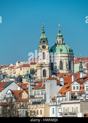 Vue sur la petite ville et Eglise Saint-Nicolas à Prague, République Tchèque Banque D'Images