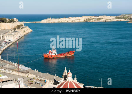 Un navire-citerne rouge amarré dans le Grand Port à La Valette Malte Banque D'Images