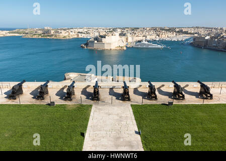 La batterie de canons à rendre hommage à La Valette Malte overlookingthe Grand Harbour Banque D'Images