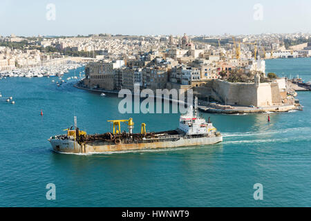 Vue sur le Grand Port de La Valette pour les trois villes avec de vieux bâtiments et d'un navire-citerne à Malte Vittoriosa Banque D'Images