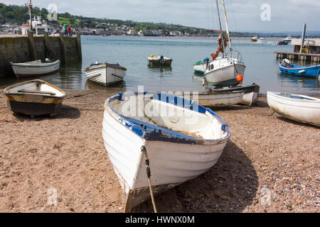 Bateaux sur l'estuaire et la plage mouillée dans l'estuaire de la Teign avec vue sur pont Shaldon : Teignmouth, Devon, Angleterre. Banque D'Images