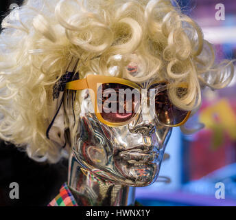 Avec tête métallique female mannequin perruque et lunettes de soleil. Banque D'Images