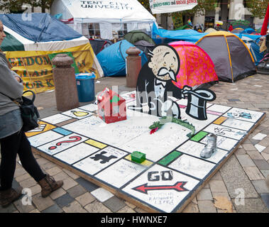 Un grand jeu de monopoly jusqu'à expliquer la crise bancaire, dans le cadre de l'occupation du terrain en face de la Cathédrale St Paul. Banque D'Images