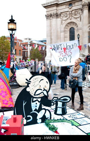 Un grand jeu de monopoly jusqu'à expliquer la crise bancaire, dans le cadre de l'occupation du terrain en face de la Cathédrale St Paul. Banque D'Images