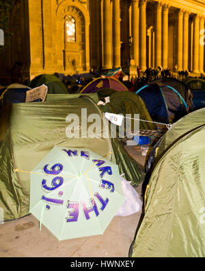 PNight temps tourné de quelques-unes des tentes faisant partie des mouvements d'occupation prennent le contrôle du terrain en face de la cathédrale St Pauls, Londres UK 2011 Banque D'Images