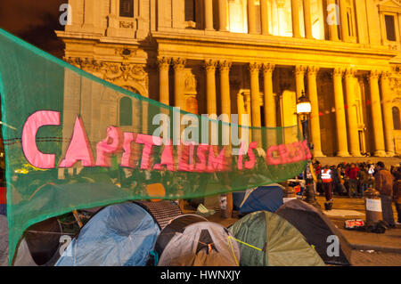 Une partie des mouvements Occupy prennent le contrôle du terrain devant la cathédrale St Pauls, Londres UK 2011 Banque D'Images