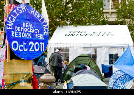 Tentes en face de l'université tente non officiel, une partie de la prise de contrôle de mouvements occupent le terrain en face de la cathédrale St Paul, London UK Banque D'Images