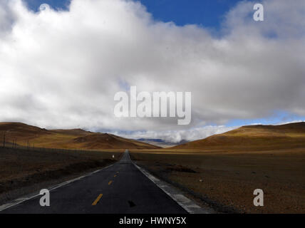 Route asphaltée au Tibet - route dans les nuages Banque D'Images