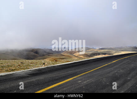 Route asphaltée au Tibet - route dans les nuages Banque D'Images