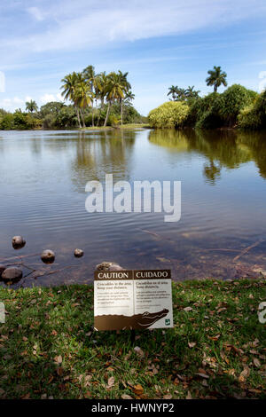 Avertissement crocodile à côté de l'étang, jardin botanique tropical Fairchild à Coral Gables, Floride Banque D'Images