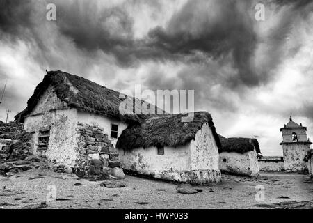 Image en noir et blanc d'une petite église à Parinacota, Chili Banque D'Images