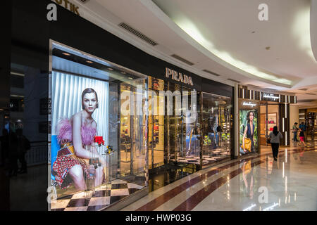 L'intérieur du centre commercial Suria KLCC, Kuala Lumpur, Malaisie Banque D'Images