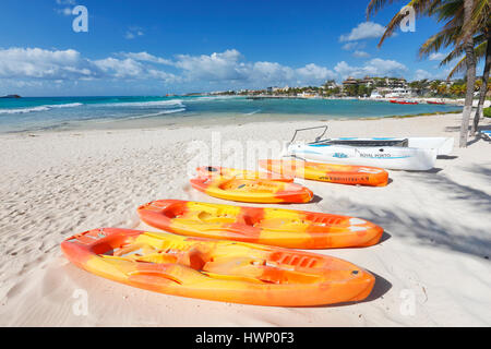 Kayaks sur la plage de sable de Playa del Carmen au Mexique Banque D'Images