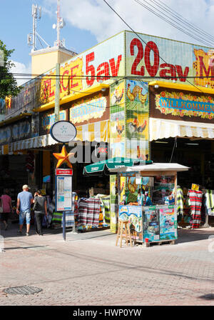 Boutique de souvenirs en 5 ave à Playa del Carmen au Mexique Banque D'Images