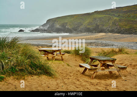 Tables et bancs vides sur la plage de Poldhu en Cornouailles, Royaume-Uni Banque D'Images