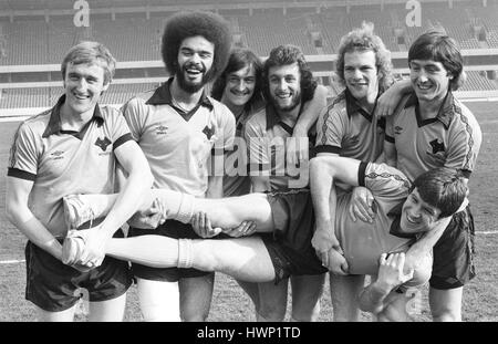 Joueurs finaux de la coupe de la Ligue des loups LtoR Derek Parkin, George Berry, Kenny Hibbitt, Peter Daniel, Andy Gray, John Richards Holding Emlyn Hughes. Wolverhampton Wanderers footballeurs club de football 1980 Banque D'Images