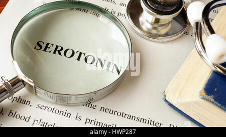 La sérotonine écrit sur une page. Les droits de l'hormones. Banque D'Images