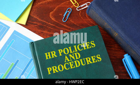 Titre Livre avec les politiques et procédures RH sur une table. Banque D'Images