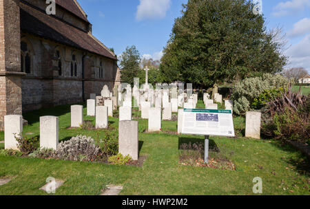 Les sépultures de guerre du Commonwealth, Église de Saint-Jean l'évangéliste, Sutton Veny, Wiltshire, Angleterre, Royaume-Uni Banque D'Images