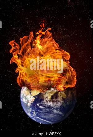 La planète terre dans l'espace la proie des flammes. Concept de catastrophes naturelles, le réchauffement climatique, l'apocalypse, la guerre, le jour du jugement. Éléments de cette image de nous Banque D'Images