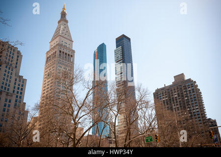 Près de Madison Square Park, dans le quartier de Flatiron à New York le Mercredi, Mars 22, 2017. L'immeuble de La Métropolitaine, avec l'horloge, est à gauche. (© Richard B. Levine) Banque D'Images