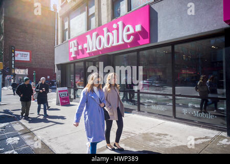 Un T-Mobile USA store est vu dans le quartier de Chelsea, New York le lundi 20 mars, 2017. (© Richard B. Levine) Banque D'Images