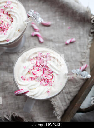 Chocolat chaud avec de la crème et des cannes de bonbon broyées Banque D'Images