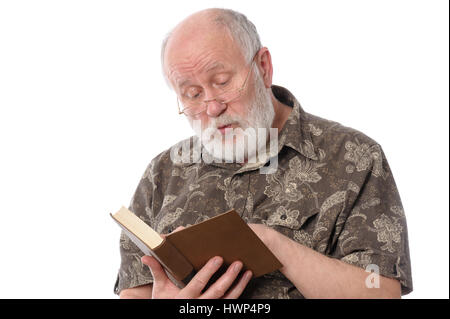 Senior man reading a book, isolated on white Banque D'Images