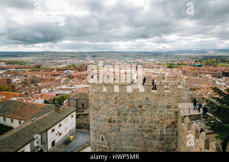 Avila, Espagne - 11 novembre 2014 : Architecture d'Avila de murs médiévaux un jour nuageux. La vieille ville et ses églises extra-muros ont été déclarés un monde Banque D'Images