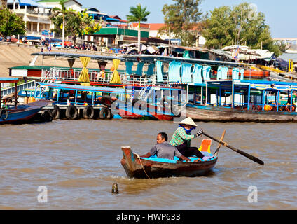 Femme cambodgienne utilise seul oar pour propulser son bateau sur le à Kampong Chhnang Banque D'Images