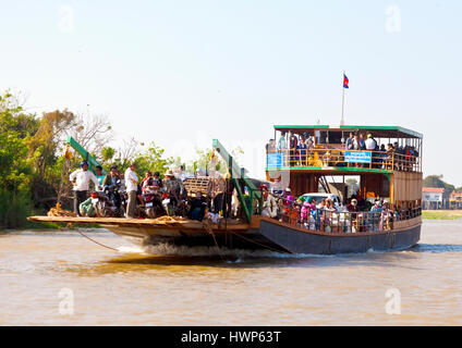 Ferry fait des personnes et des véhicules à travers la rivière Tonlé Sap au Cambodge Banque D'Images