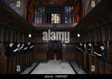 Les choristes de Trinity Boys School à Croydon, chantant dans l'original Tudor chapelle à l'inauguration d'une nouvelle expérience audio dans la chapelle, à l'Vyne Vyne, un National Trust House près de Basingstoke. Banque D'Images