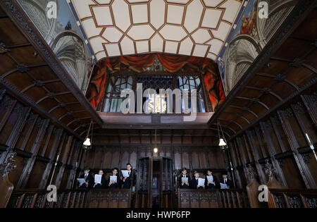 PABEST Les Choristes de Trinity Boys School à Croydon, chantant dans l'original Tudor chapelle à l'inauguration d'une nouvelle expérience audio dans la chapelle, à l'Vyne Vyne, un National Trust House près de Basingstoke. Banque D'Images