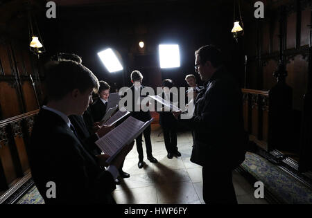 Les choristes de Trinity Boys School à Croydon, pratiquer leur chant dans l'original Tudor chapelle à l'inauguration d'une nouvelle expérience audio dans la chapelle, à l'Vyne Vyne, un National Trust House près de Basingstoke. Banque D'Images