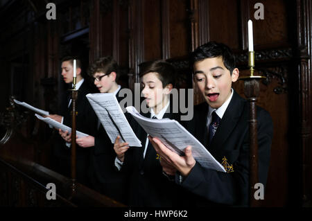 Les choristes de Trinity Boys School à Croydon, chantant dans l'original Tudor chapelle à l'inauguration d'une nouvelle expérience audio dans la chapelle, à l'Vyne Vyne, un National Trust House près de Basingstoke. Banque D'Images