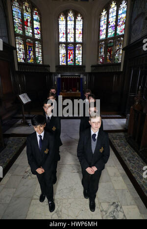 Les choristes de Trinity Boys School à Croydon, dans l'original Tudor chapelle à l'inauguration d'une nouvelle expérience audio dans la chapelle, à l'Vyne Vyne, un National Trust House près de Basingstoke. Banque D'Images