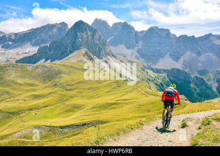 Vtt homme sur les montagnes Banque D'Images