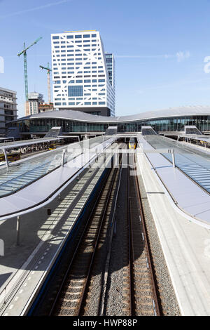 Utrecht, 15 mars 2017 : nouvelle gare ferroviaire utrecht vu de la passerelle aux beaux jours de printemps dans les Pays-Bas Banque D'Images