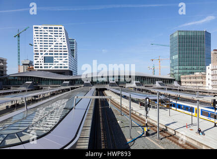 Utrecht, 15 mars 2017 : nouvelle gare ferroviaire utrecht vu de la passerelle aux beaux jours de printemps dans les Pays-Bas Banque D'Images