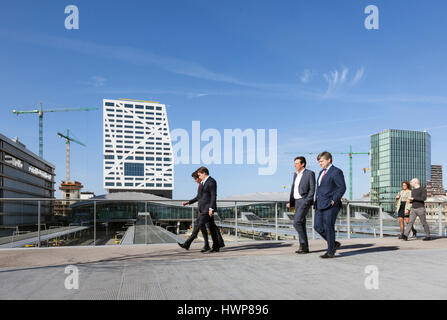 Utrecht, 15 mars 2017 : les gens en tailleur à pied derrière la gare centrale ferroviaire sur Utrecht via passerelle aux beaux jours de printemps Banque D'Images