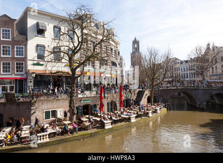 Utrecht, Pays-Bas, 15 mars 2017 : les gens profiter de soleil du printemps sur open air cafe à l'Oude Gracht à Utrecht avec Dom tower dans le backgroun Banque D'Images