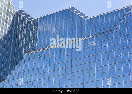 Utrecht, Pays-Bas, 15 mars 2017 : façade en verre de la Rabobank siège social à ville néerlandaise reflète les nuages et ciel bleu Banque D'Images