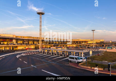 PARIS, FRANCE - 4 octobre : terminal de l'ouest de l'aéroport de Paris-Orly à Paris le 4 octobre 2014. Orly est le deuxième aéroport français avec 28 274 154 passagers servis en 2013 Banque D'Images