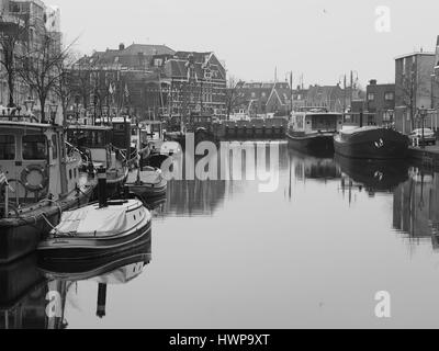 Centre ville avec des maisons et des canaux en leiden Banque D'Images